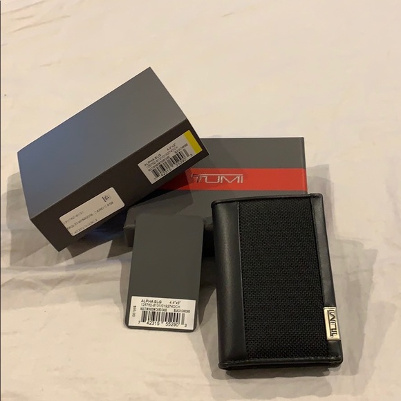 tumi multi window card case